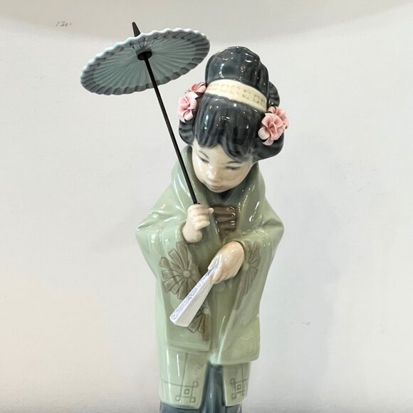 LLADRO 4988 Oriental Spring Geisha with Parasol Umbrella Porcelain Figurine - Picture 3 of 11